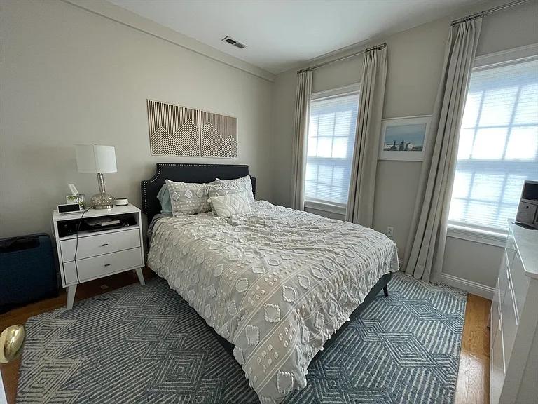 302 W 3rd St #2 — Photo 7