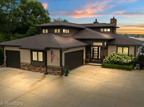 8184 Woodland Shore Dr, Brighton, MI 48114