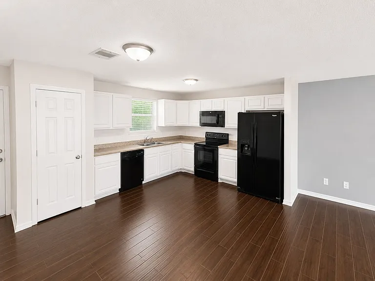 203 W Willow St — Photo 3