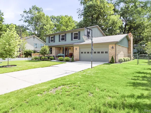 3034 Monticello Dr, Port Huron, MI 48060