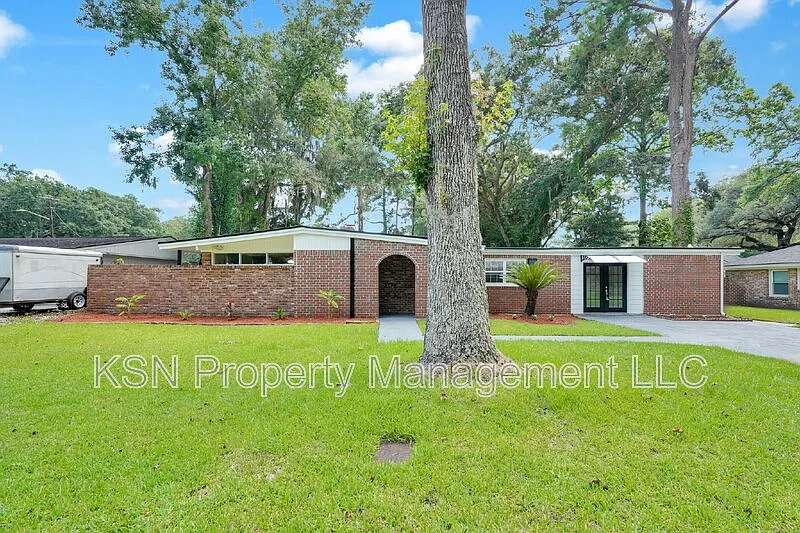 4 bed, 3.0 bath, 2295 sqft, $2,600 — Photo 4