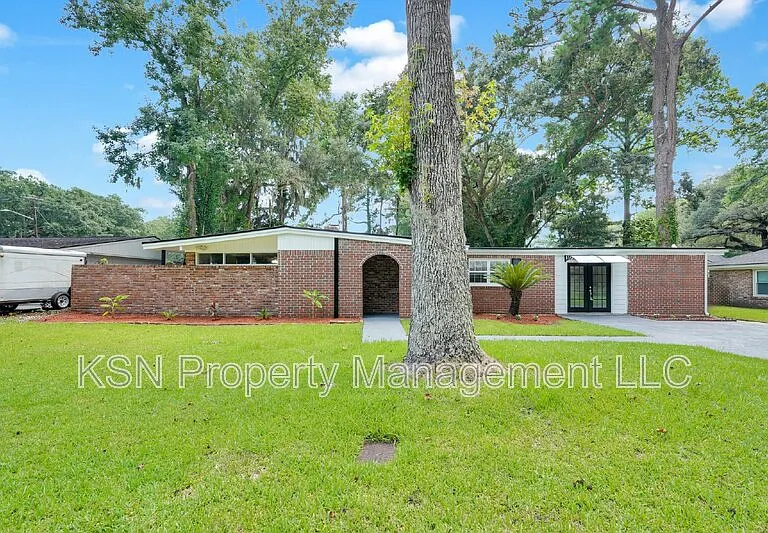 117 Windsor Rd — Photo 4