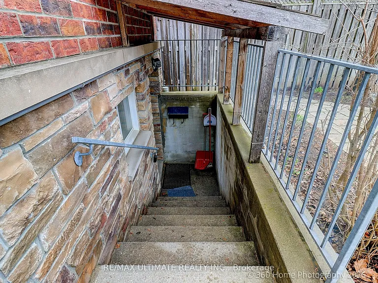 49 Gooderham Dr — Photo 3