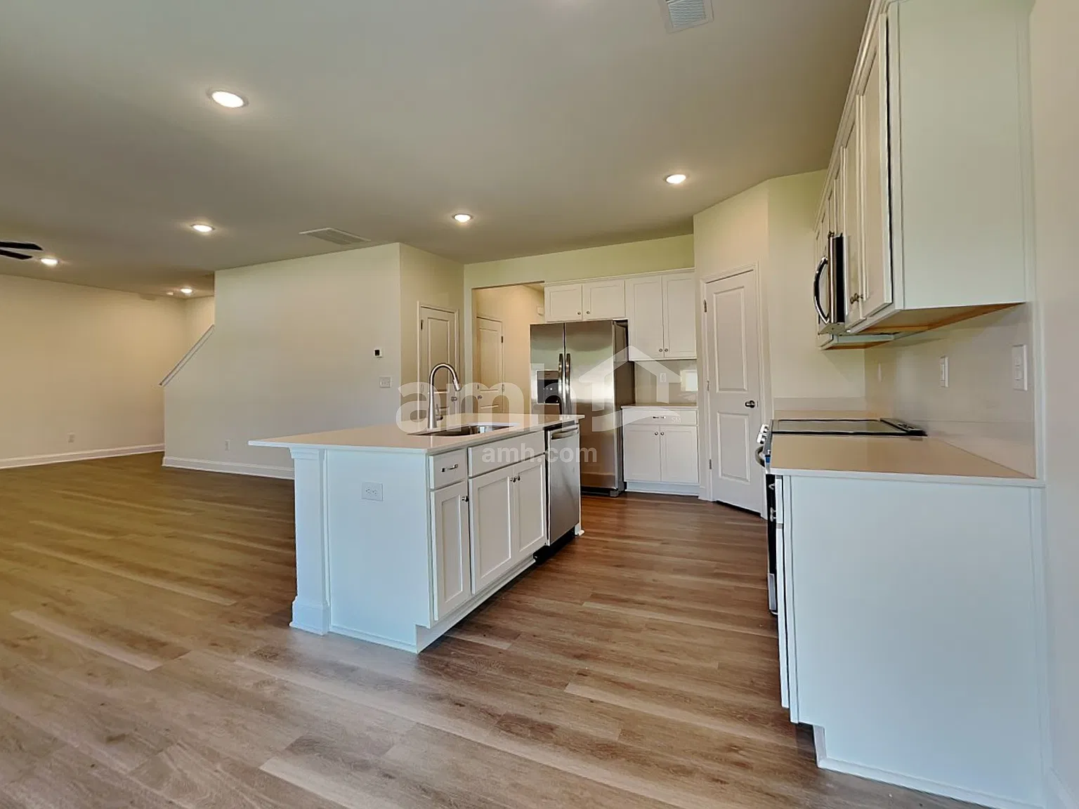 4 bed, 2.5 bath, 2293 sqft, $2,495 — Photo 2