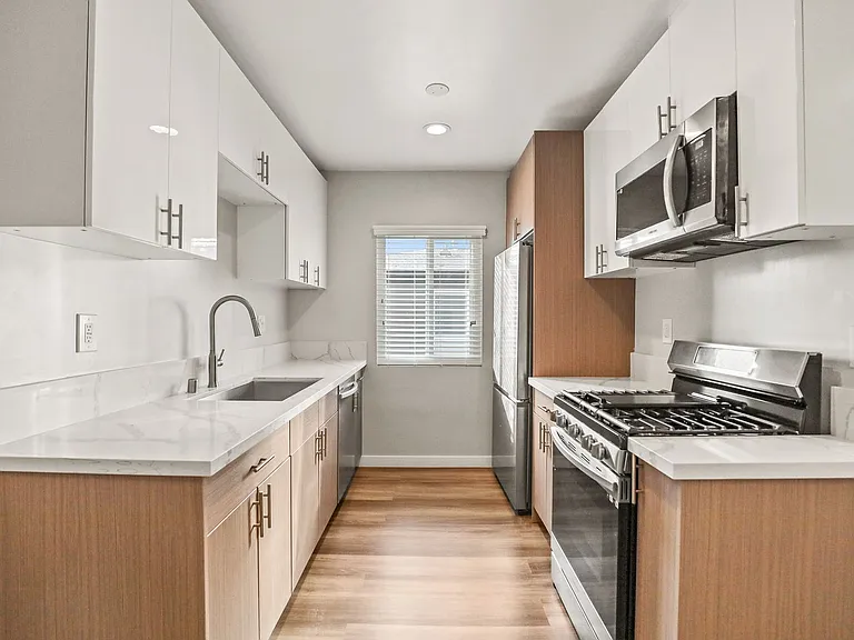 1352 W 36th Street apartments — Photo 24