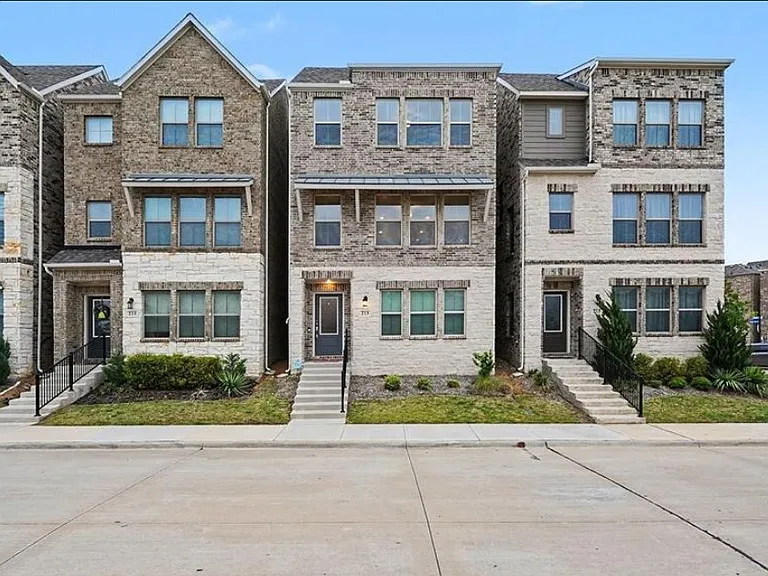 213 Settlers Way — Photo 1