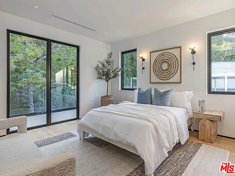 1271 Sunset Plaza Dr — Photo 20