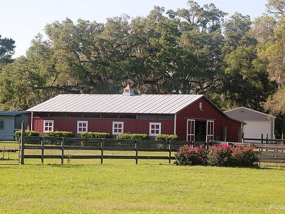 Beautiful 6 Stall Barn with Run Ins