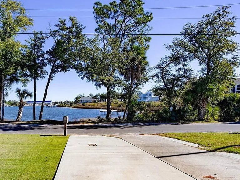 359 Mercedes Ave — Photo 4