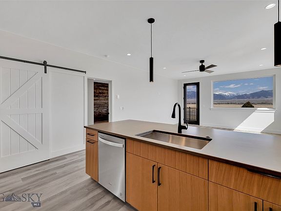 4th image of 450 Loomis Way #B
