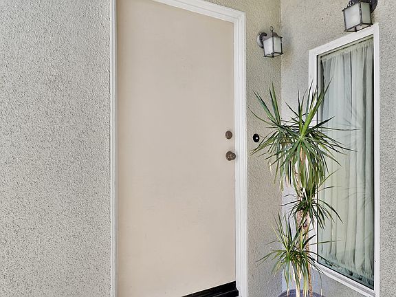 4th image of 829 Empire Ave