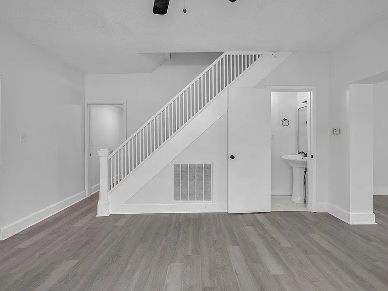 1128 W Broadway St — Photo 6