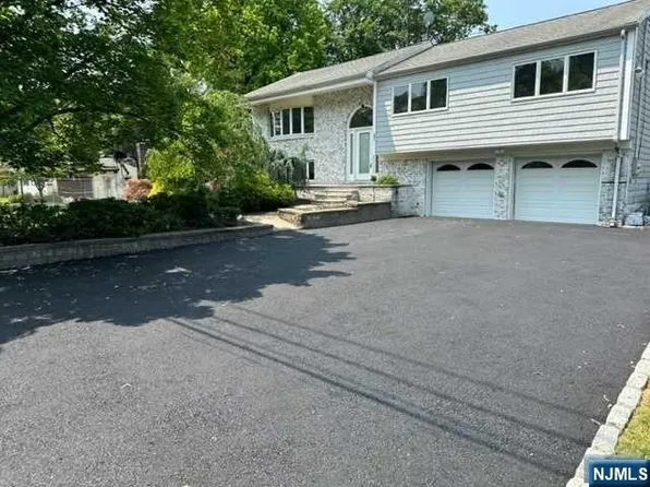 47 Glenroy Rd, Fairfield, NJ 07004