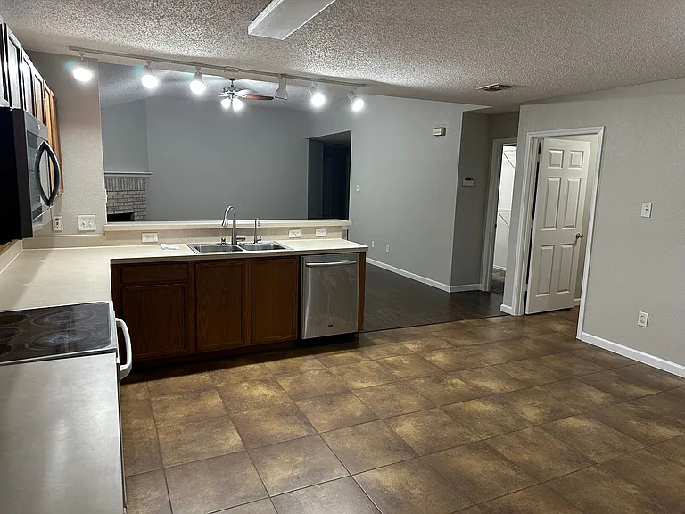9328 Goldenview Dr — Photo 6