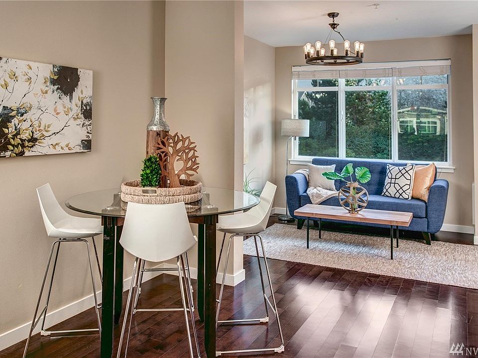 Welcome to Crofton Rowhouse, located in the sought after & upscale Issaquah Highlands, an award-winning master planned community. 