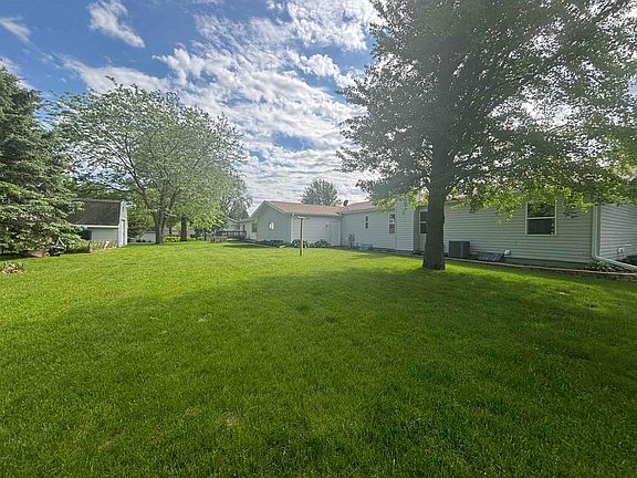 5th image of 446 Arbor Dr