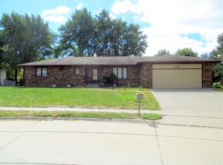 507 Bellwood Dr, Beatrice, NE 68310