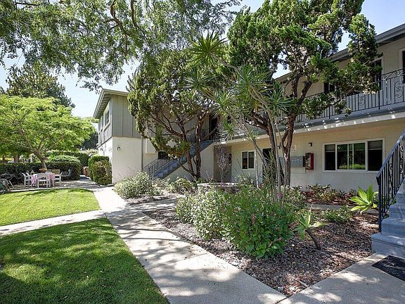 2nd image of 1610 De La Vina St #6