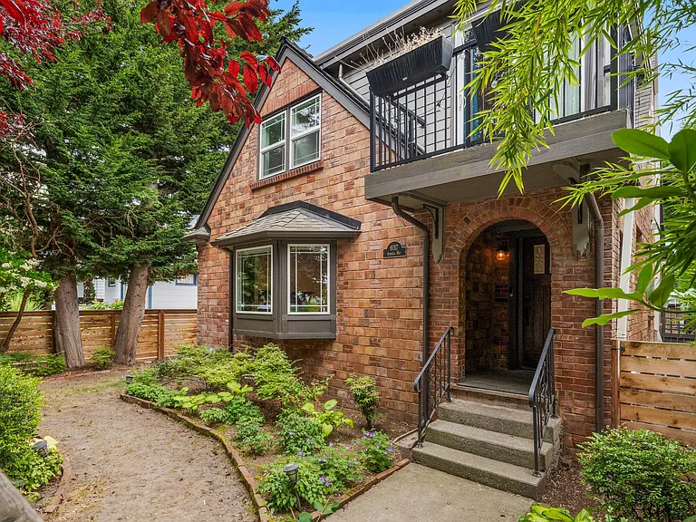 6017 SW Admiral Way — Photo 3
