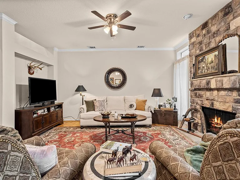 31 Endor Forest Pl — Photo 10