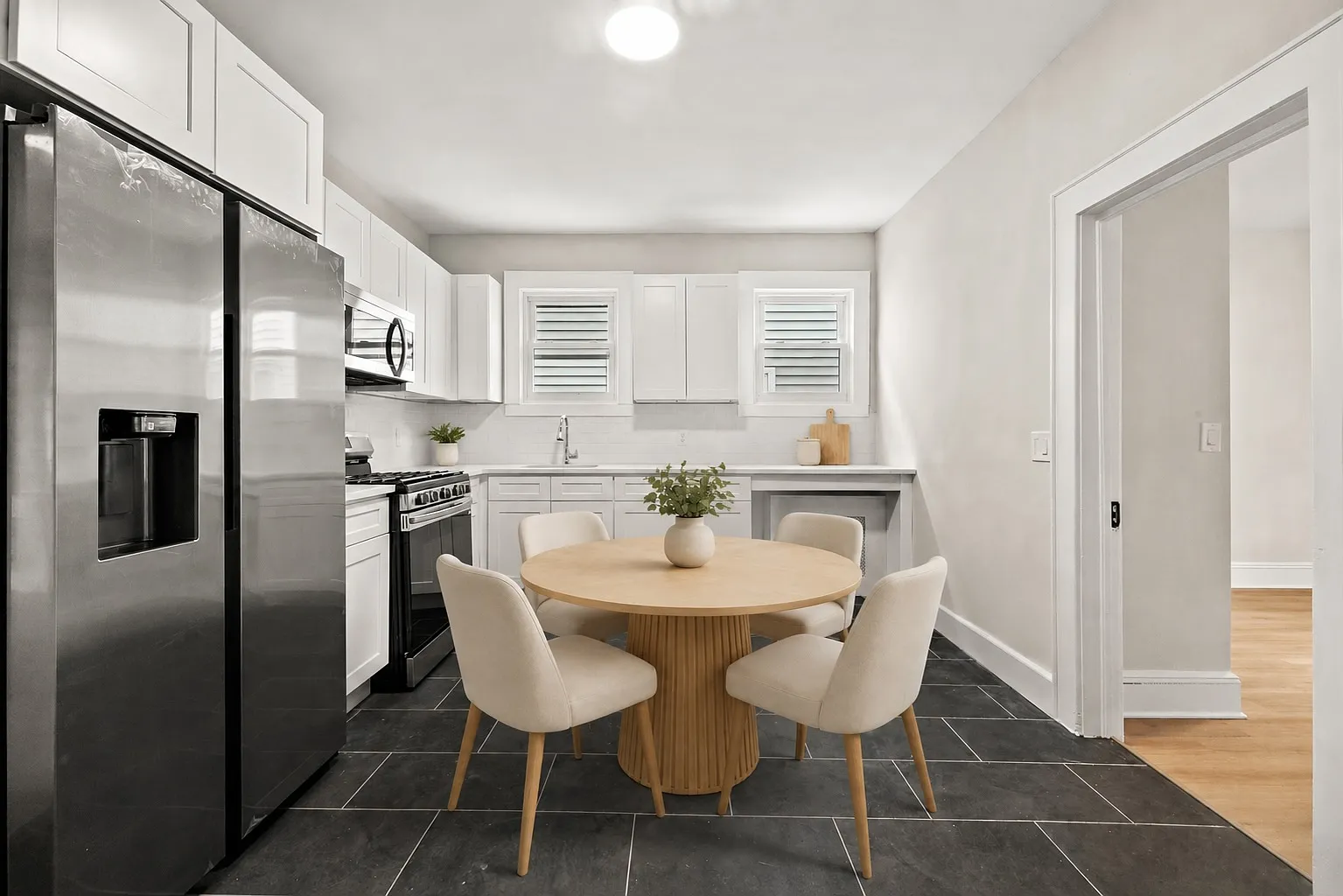 3 bed, 930 sqft, $2,800 — Photo 2