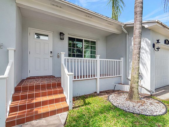 3rd image of 305 Vanderbilt Drive