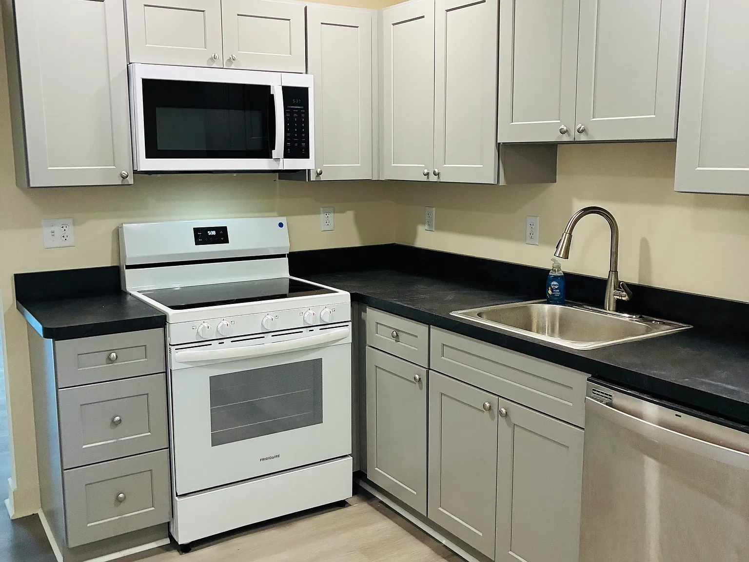 3 bed, 1025 sqft, $1,600 — Photo 4