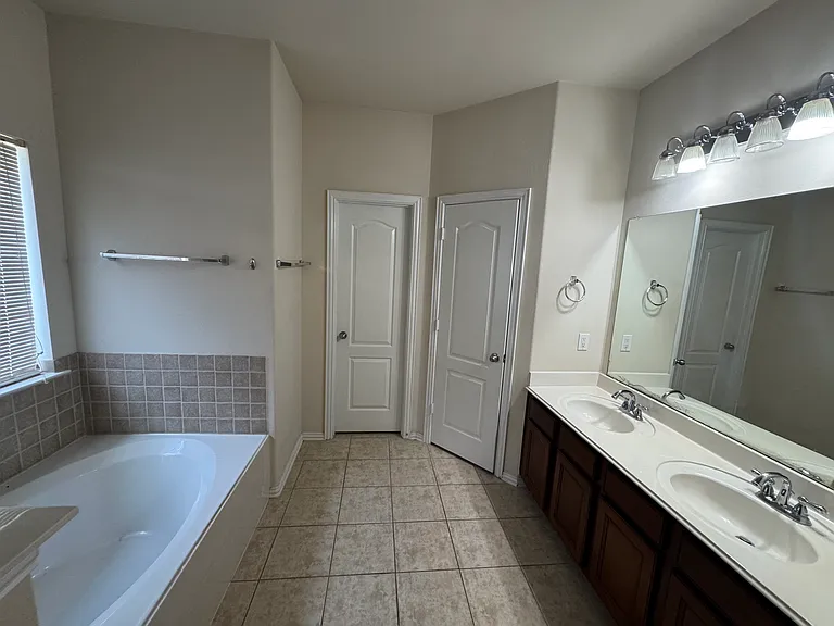 14927 Riverside Dr — Photo 16