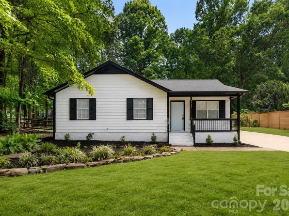 8425 Lochinvar Dr, Charlotte, NC 28227