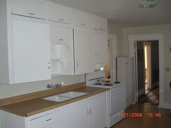 Huge eat-in kitchen. New flooring in '07.