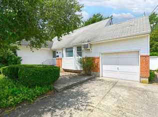 834 Orbit Ln, Uniondale, NY 11553