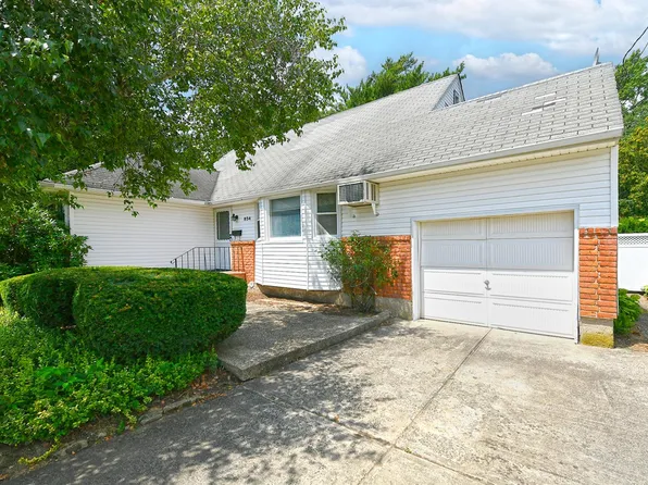 834 Orbit Lane, Uniondale, NY 11553