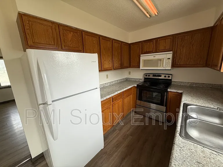 612 E 6th St — Photo 3