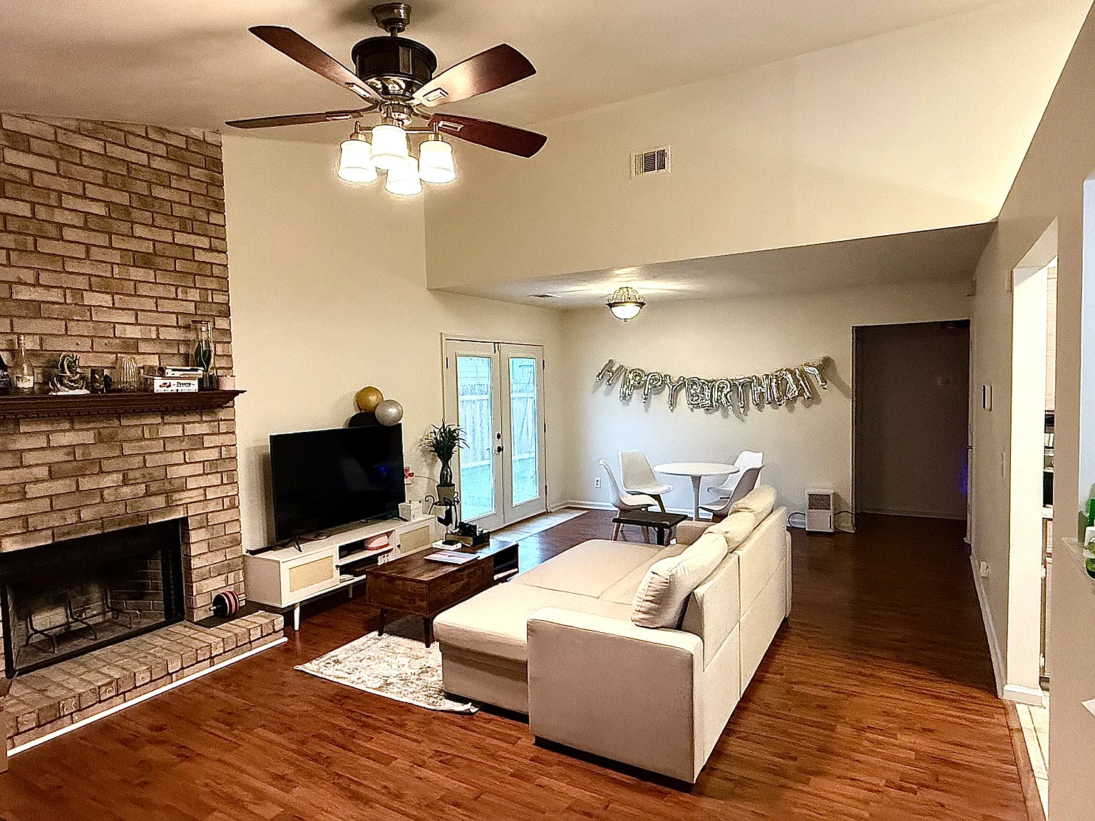3 bed, 1279 sqft, $2,050 — Photo 2