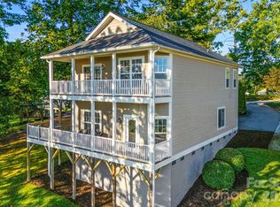 14 Summit Cir, Hendersonville, NC 28739
