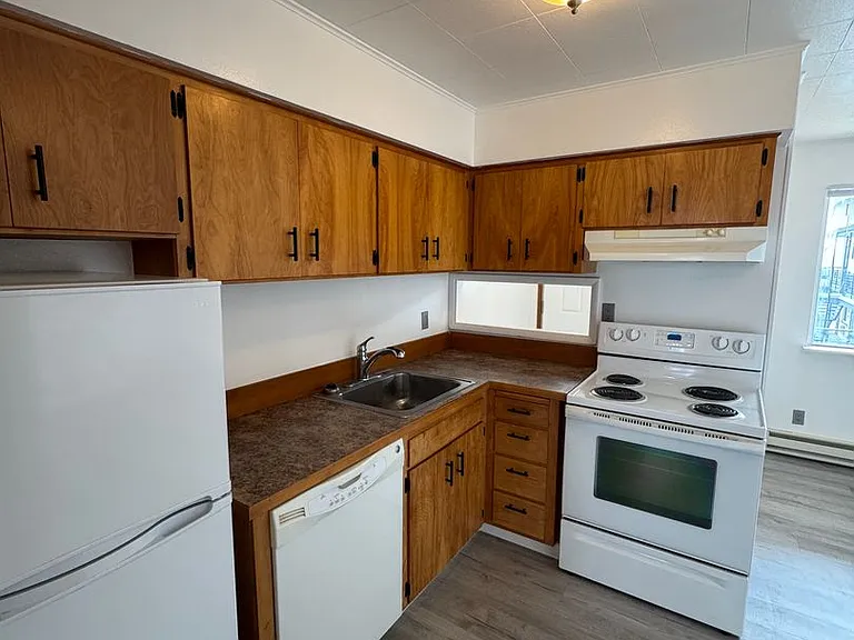 Town House Manor — Photo 13