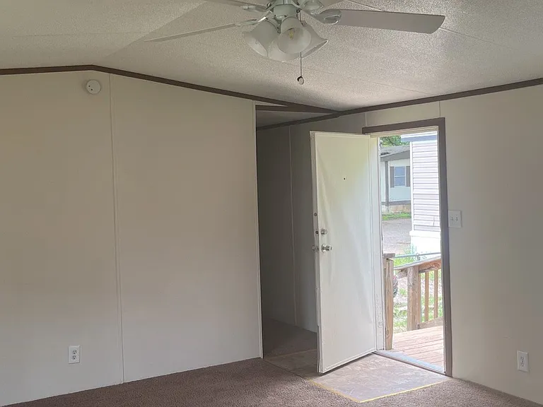 521 E Veterans Memorial Blvd #301 — Photo 8