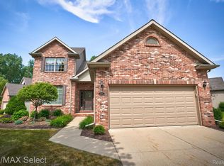 3114 Harbor Pointe Cir, Fenton, MI 48430