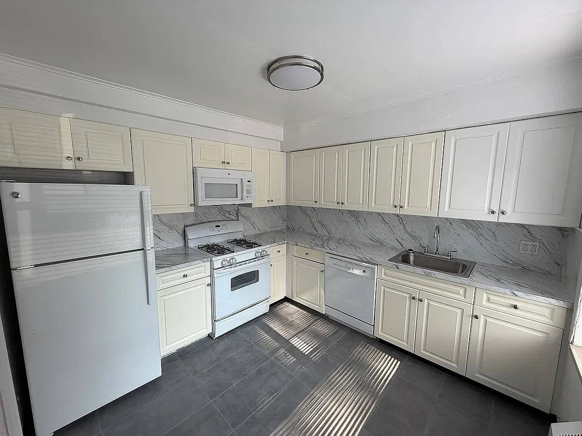 194th Ln, Fresh Meadows — Photo 3