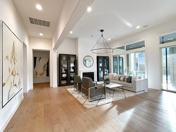 5th image of 208 Fronteras Dr
