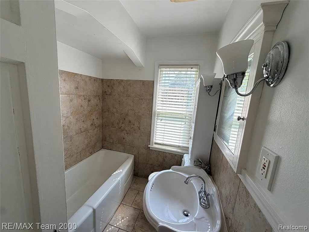 3 bed, 1.0 bath, 900 sqft, $1,700 — Photo 3