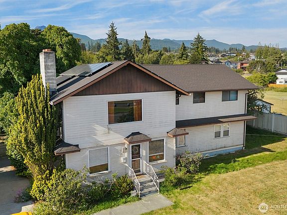3rd image of 536 E Lauridsen Boulevard