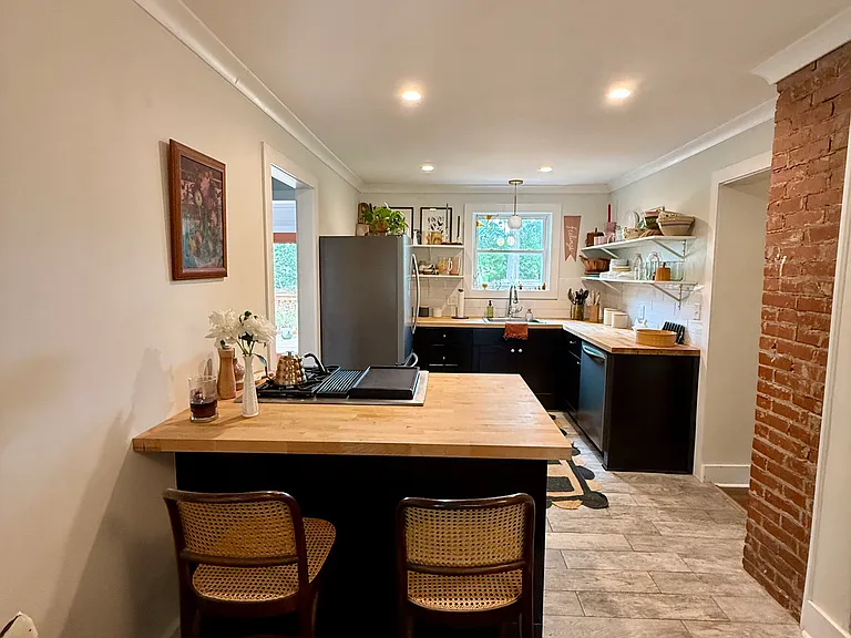 370 Clover St — Photo 4
