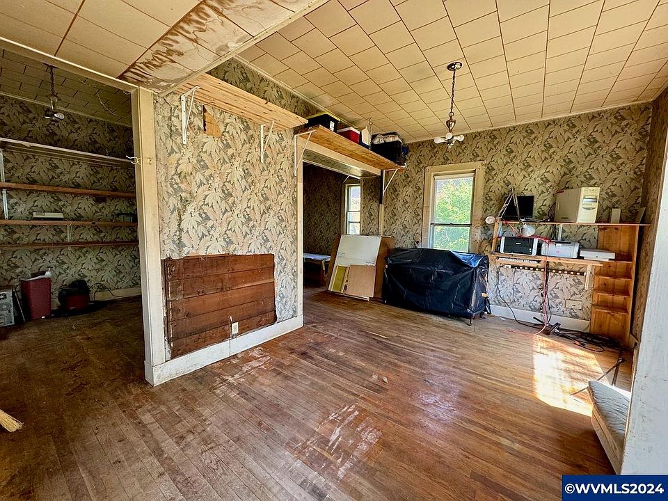 2nd image of 138 S 3rd St