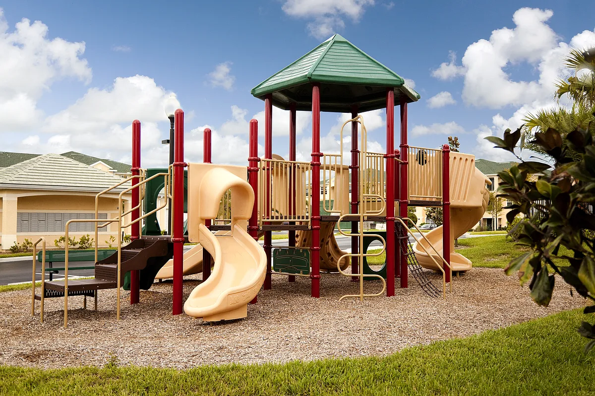 Building Photo - Laurel Oaks