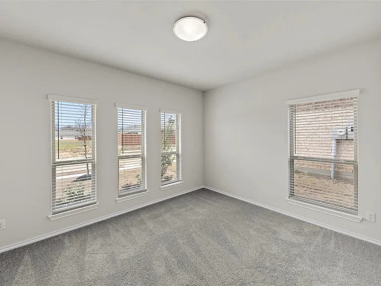 2112 Sesaro Dr — Photo 8