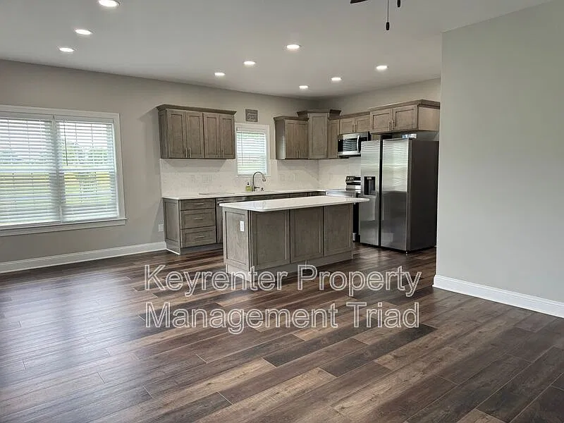 3 bed, 2.5 bath, 2200 sqft, $1,975 — Photo 3
