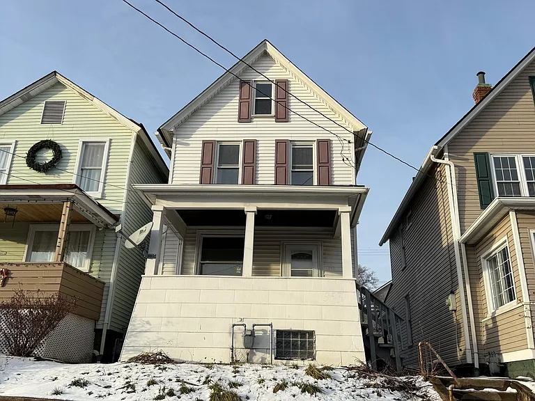953 Roup Ave — Photo 1