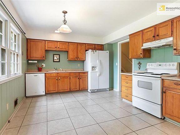 Oversized kitchen with tons of storage - and all appliances stay!