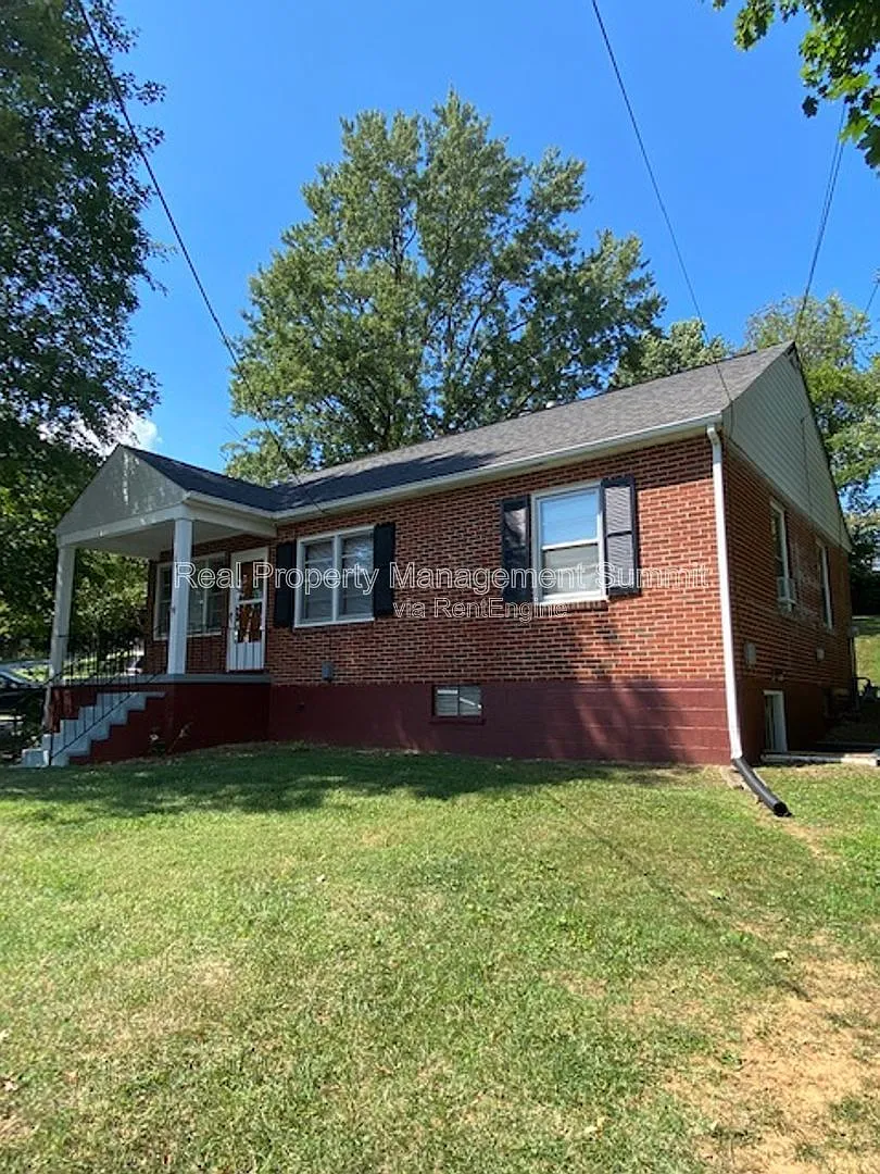3 bed, 1.0 bath, 999 sqft, $1,545 — Photo 1